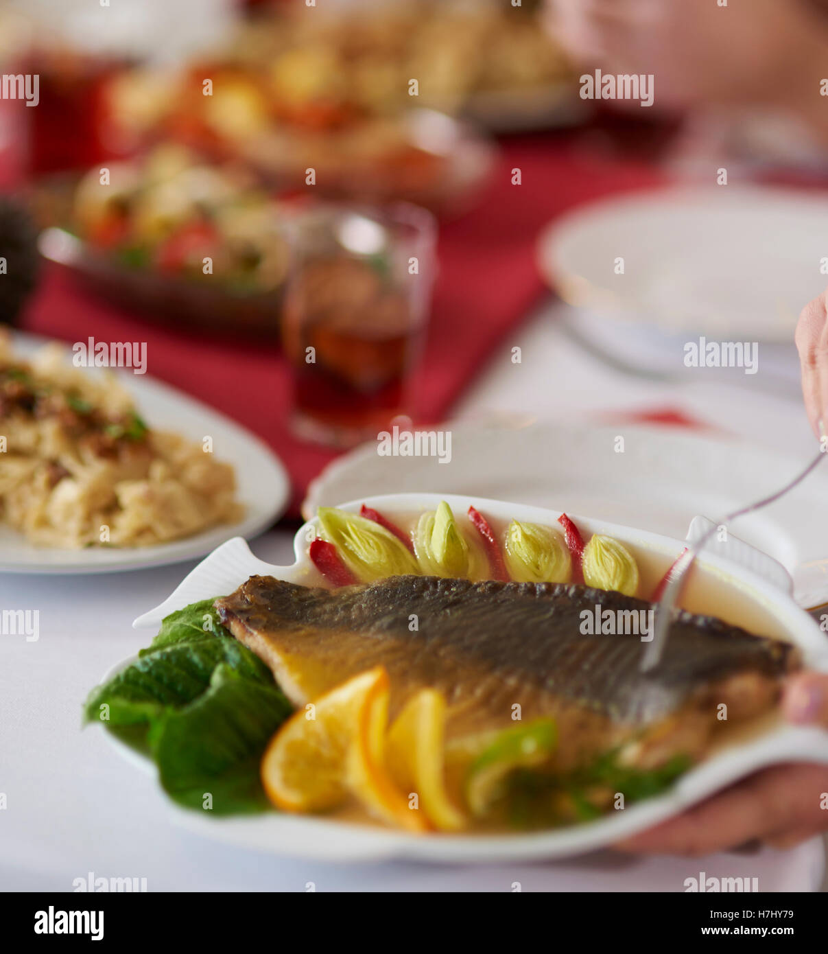 Aiutare voi stessi con un tradizionale carpa Foto Stock