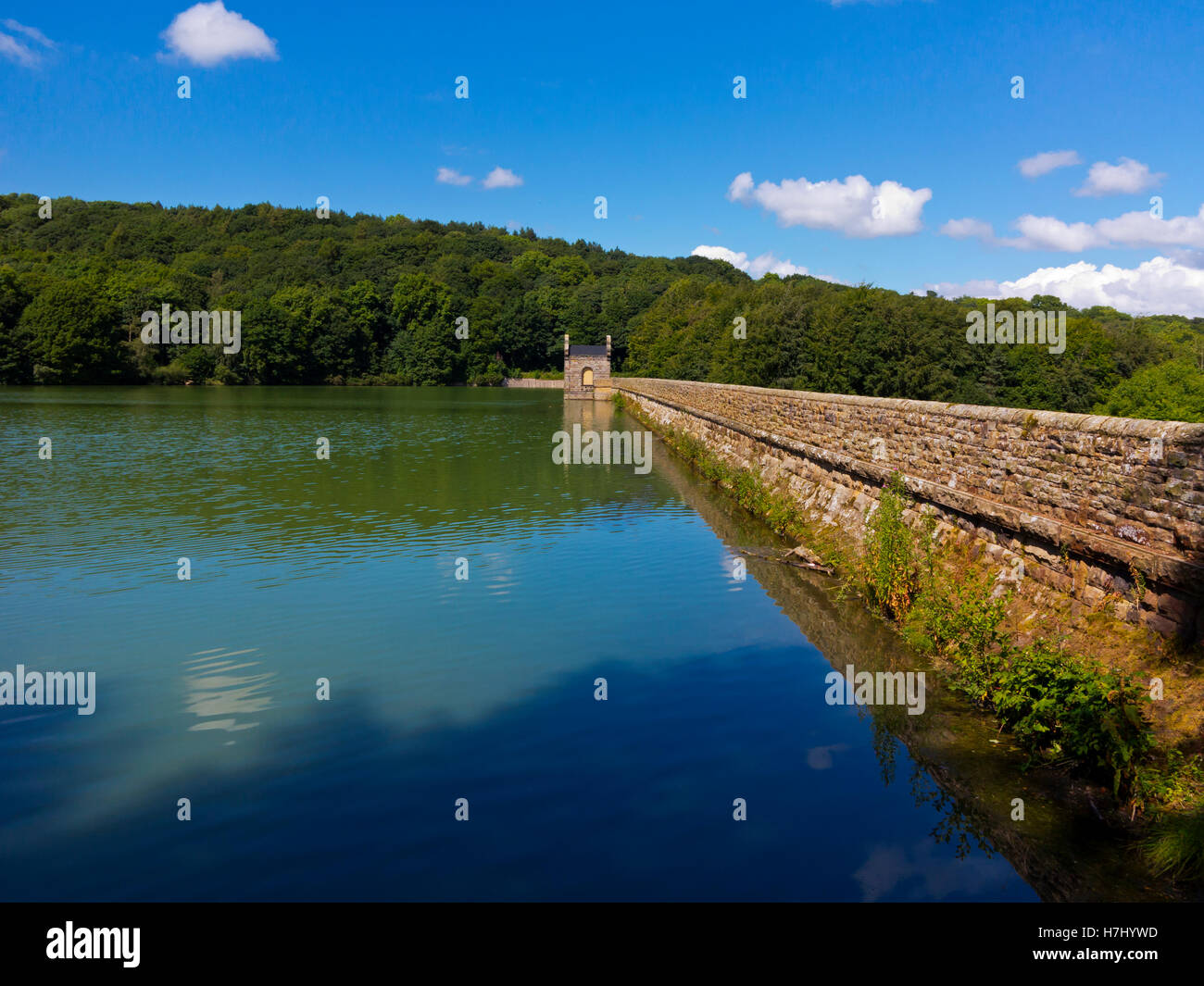 Vista su Linacre serbatoio vicino Cutthorpe e Chesterfield in North East Derbyshire England Regno Unito Foto Stock