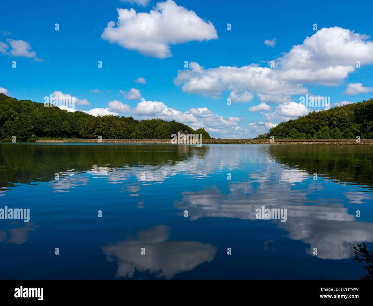 Vista su Linacre serbatoio vicino Cutthorpe e Chesterfield in North East Derbyshire England Regno Unito Foto Stock