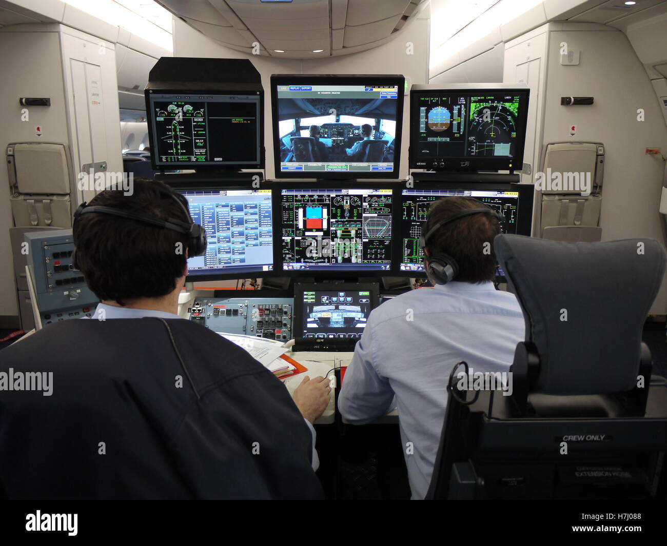 Gli ingegneri della società Airbus raccogliere i dati di un aereo 350 durante il saggio in volo sopra la Francia Foto Stock