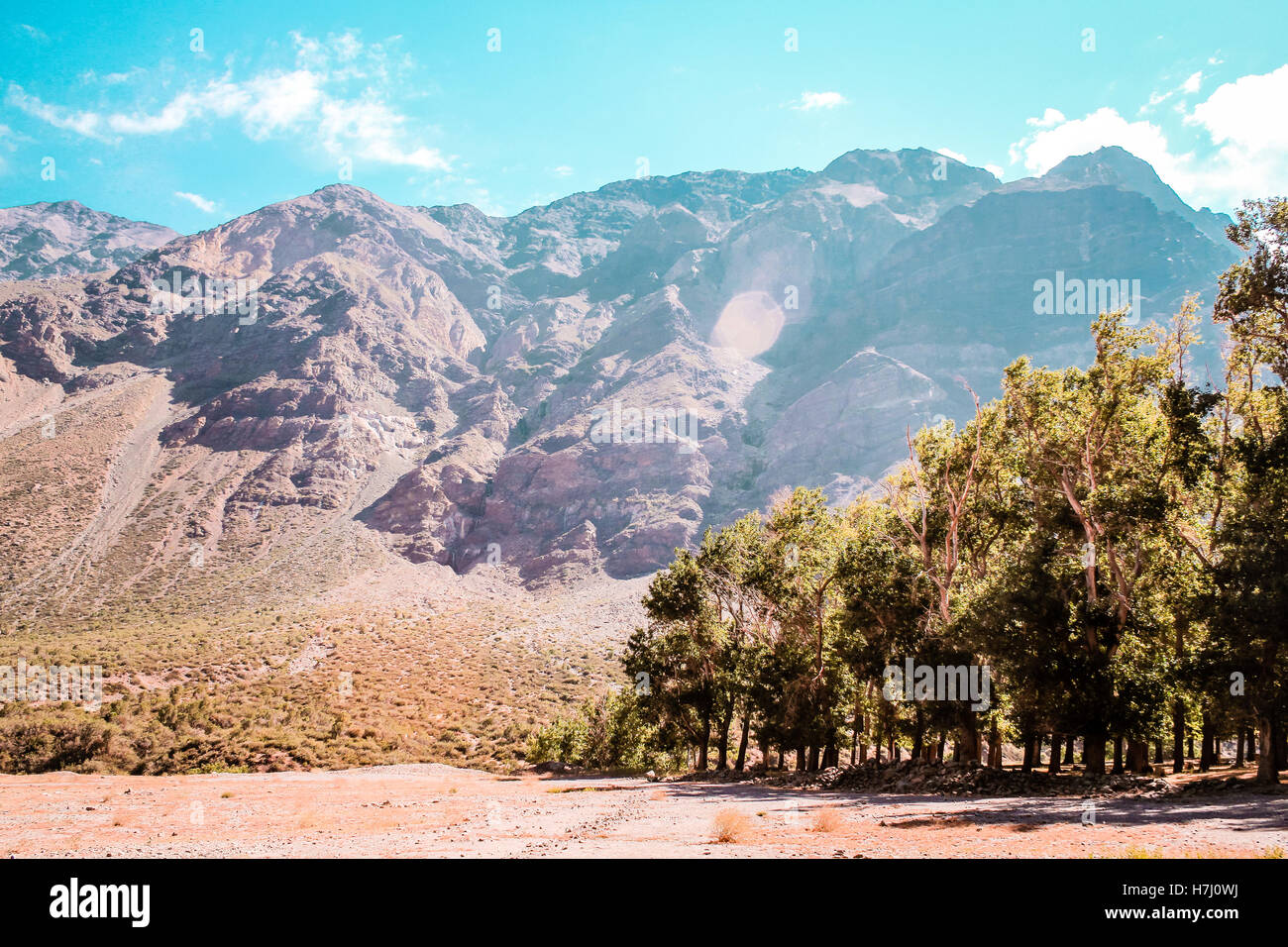 Foto di montagne e colline della catena montuosa delle Ande in Santiago del Cile Foto Stock