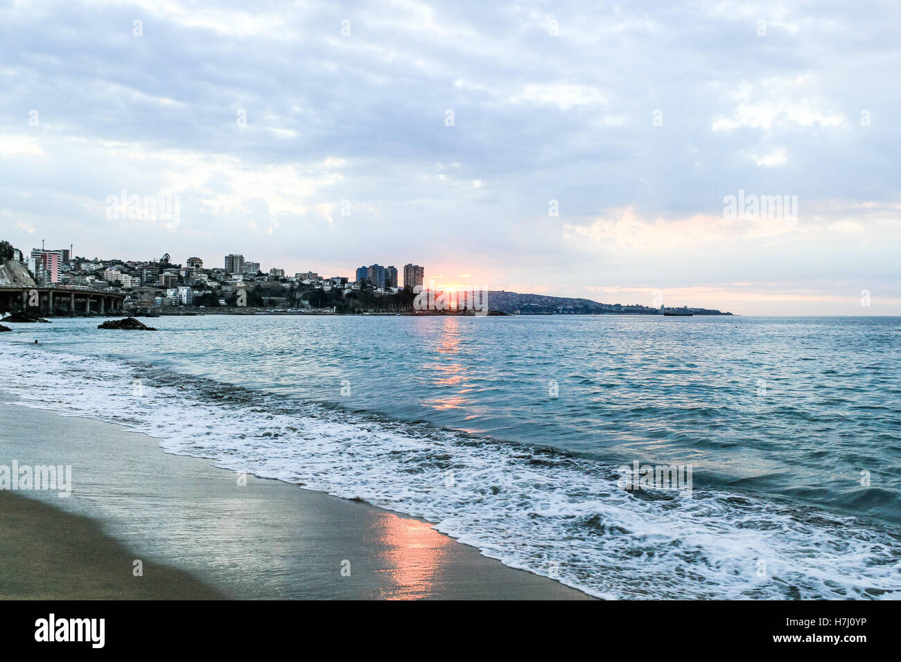 Foto di oceano Pacifico in una spiaggia a Valparaiso, Santiago del Cile Foto Stock