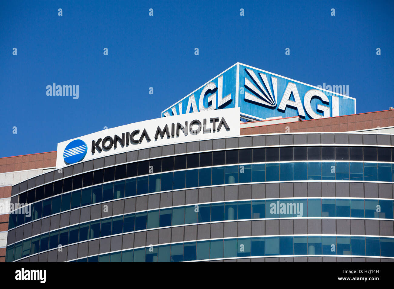 Konica Minolta e AGL entrambi hanno segni aziendali sulla parte superiore di un North Sydney ufficio edificio,l'Australia Foto Stock