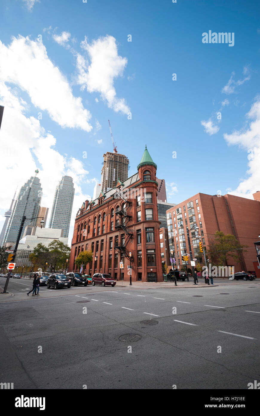 La storica 1892 Gooderham costruendo un flatiron elegante struttura che divide Wellington e strade anteriore nel centro cittadino di Toronto. Foto Stock