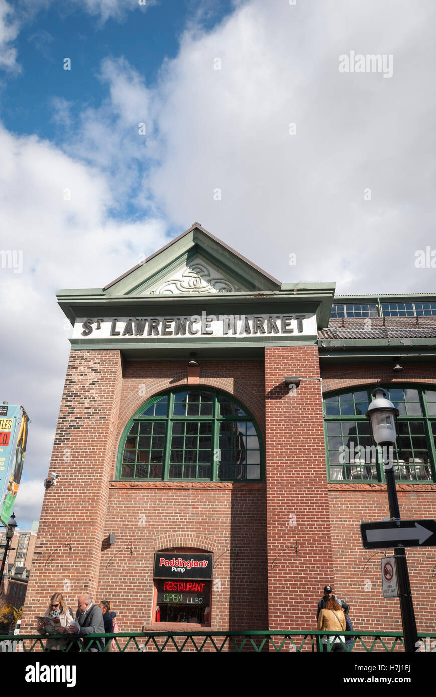 L'esterno dello storico mercato di San Lorenzo in corrispondenza di un angolo della parte anteriore e Jarvis strade nel centro cittadino di Toronto Ontario Canada Foto Stock