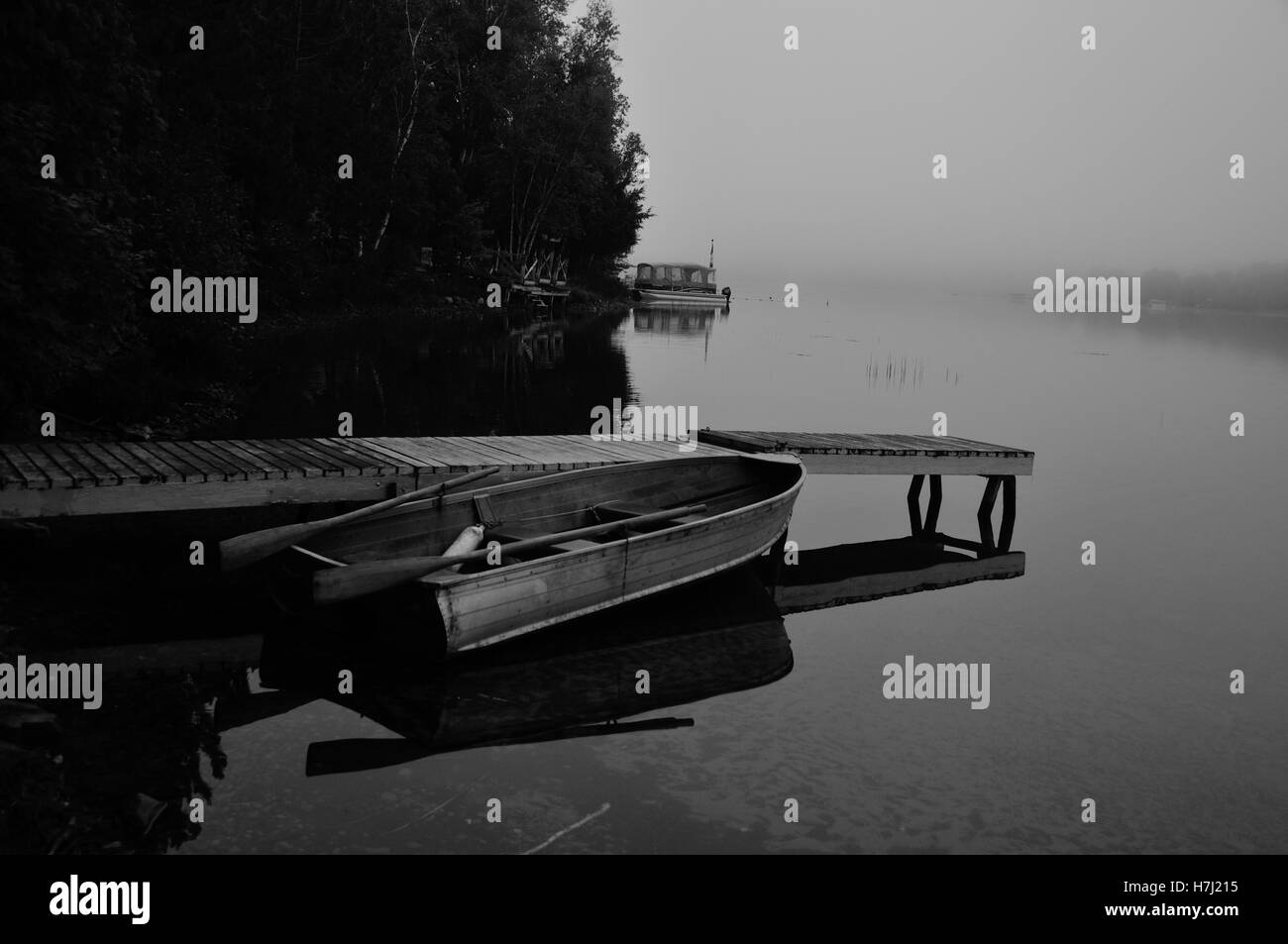 Canotto legato al dock foschia mattutina a Sudbury, Ontario Foto Stock