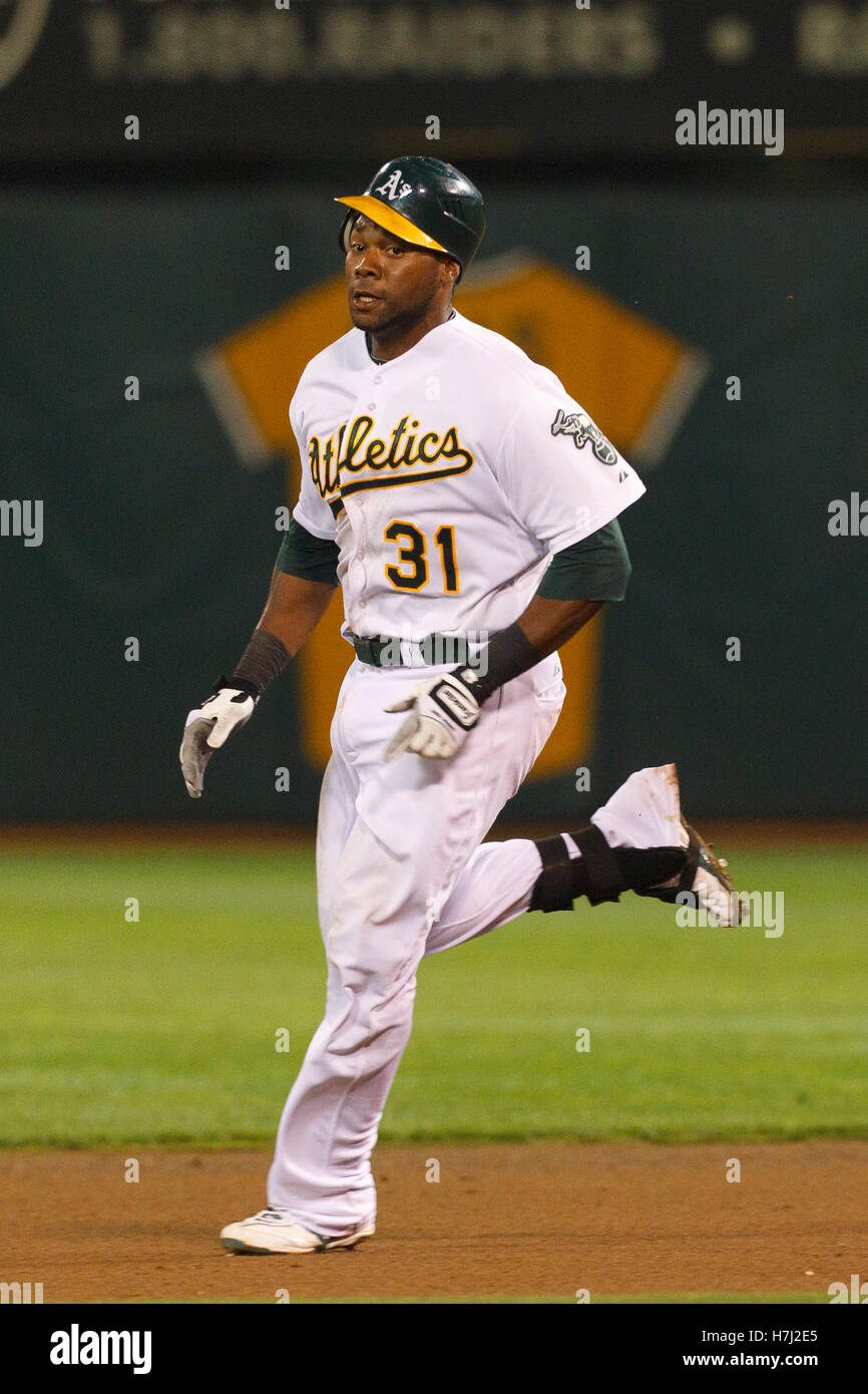 Settembre 13, 2011; Oakland, CA, Stati Uniti d'America; Oakland atletica primo baseman Brandon Allen (31) corre a seconda base dopo aver colpito un doppio contro la Los Angeles Angeli durante il quarto inning a O.co Coliseum. Los Angeles ha sconfitto Oakland 6-3. Foto Stock