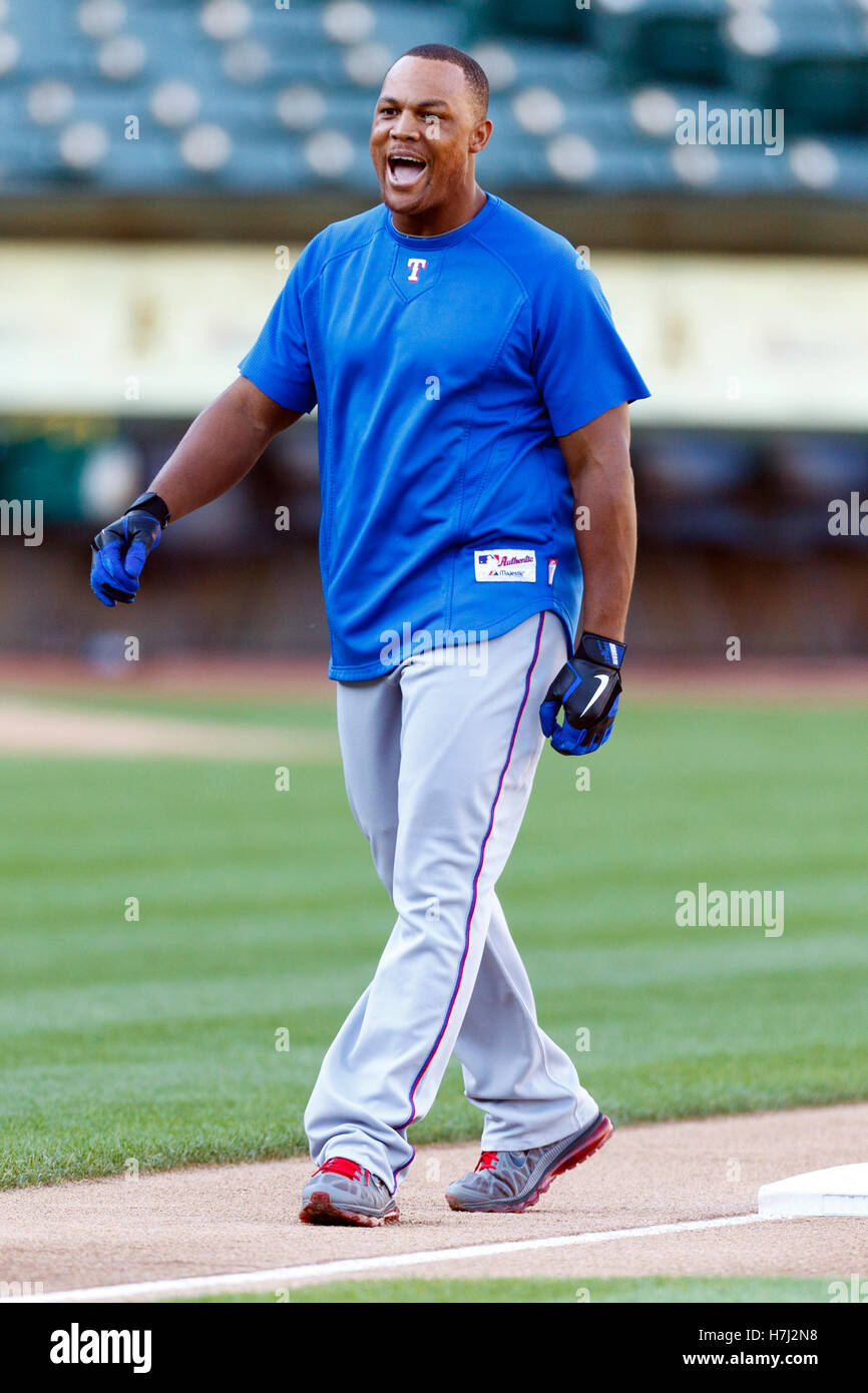 Settembre 20, 2011; Oakland, CA, Stati Uniti d'America; Texas Rangers terzo baseman Adrian Beltre (29) si riscalda prima della partita contro Oakland atletica a O.co Coliseum. Texas sconfitto Oakland 7-2. Foto Stock