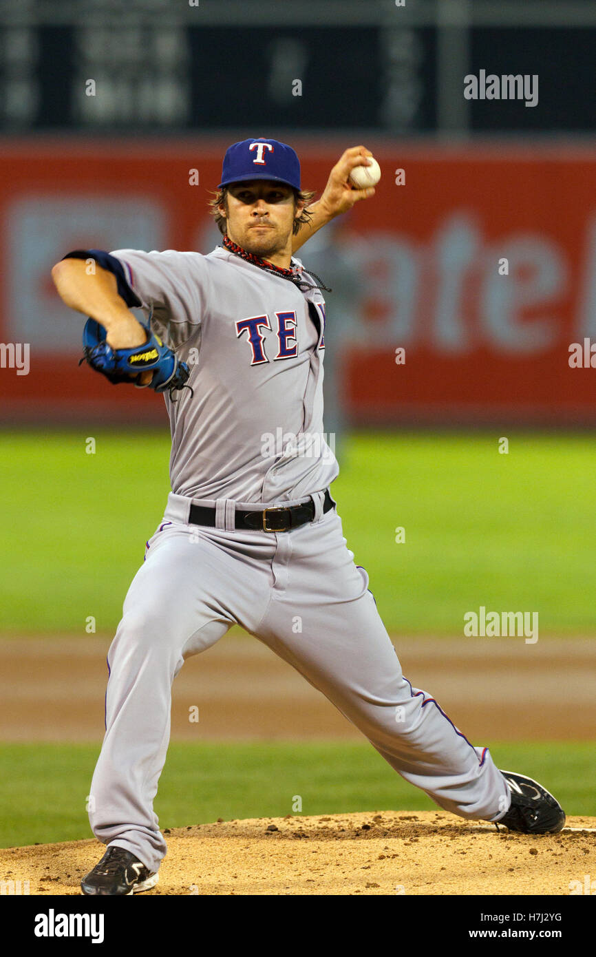 Settembre 21, 2011; Oakland, CA, Stati Uniti d'America; Rangers di Texas a partire lanciatore C.J. Wilson (36) passi contro Oakland atletica durante il primo inning a O.co Coliseum. Foto Stock