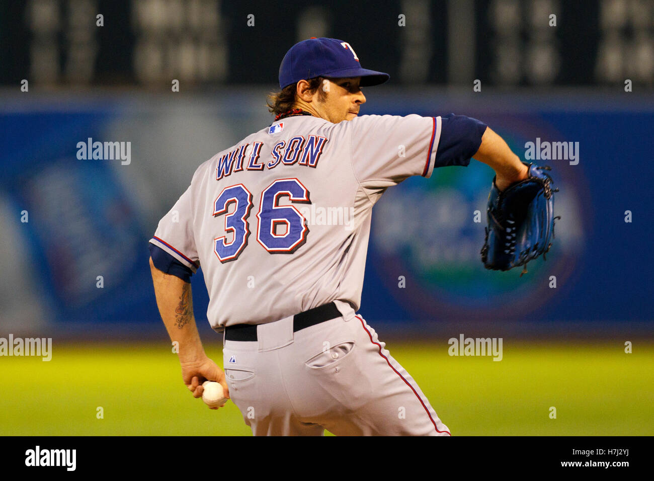 Settembre 21, 2011; Oakland, CA, Stati Uniti d'America; Rangers di Texas a partire lanciatore C.J. Wilson (36) passi contro Oakland atletica durante il primo inning a O.co Coliseum. Foto Stock