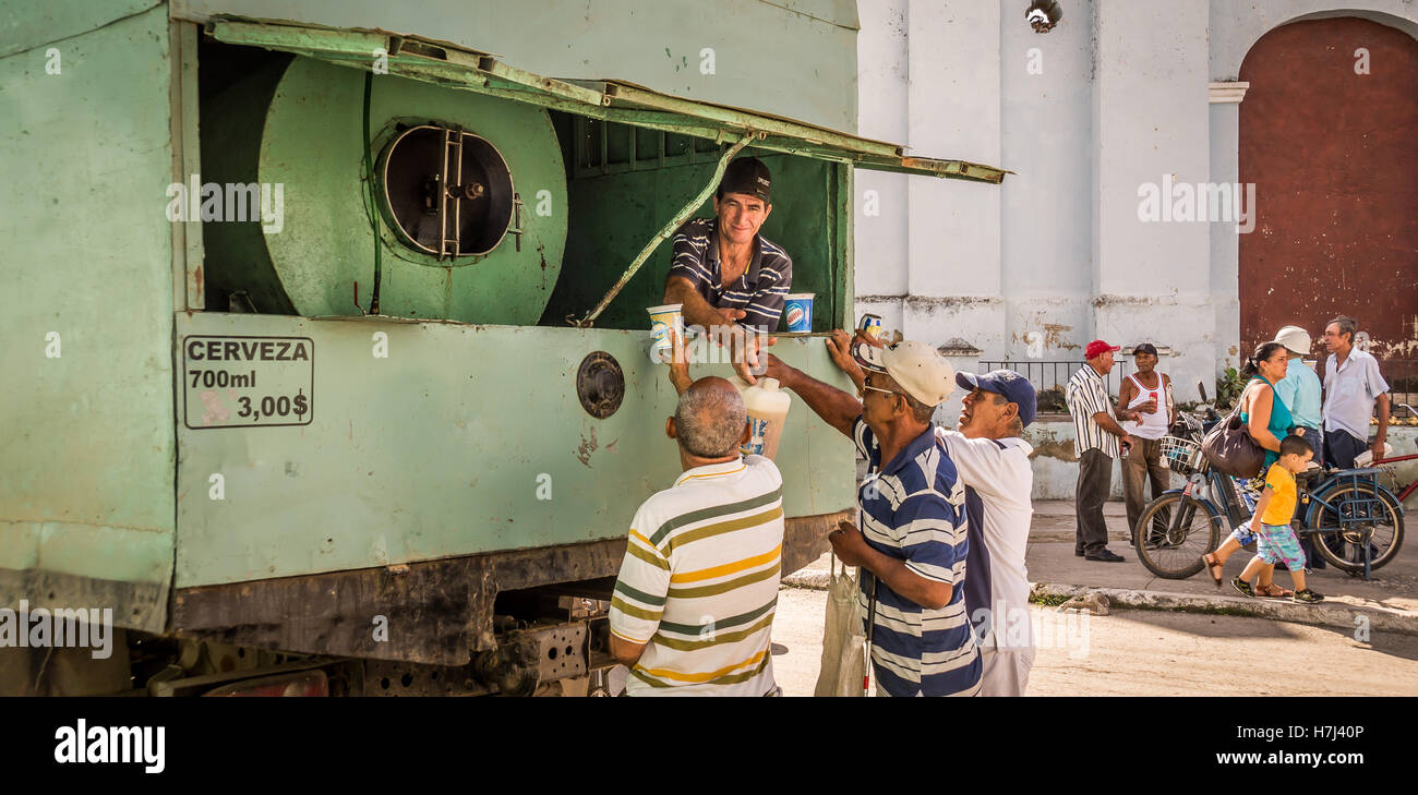 Gli uomini cubani acquistare la birra da un carrello Foto Stock