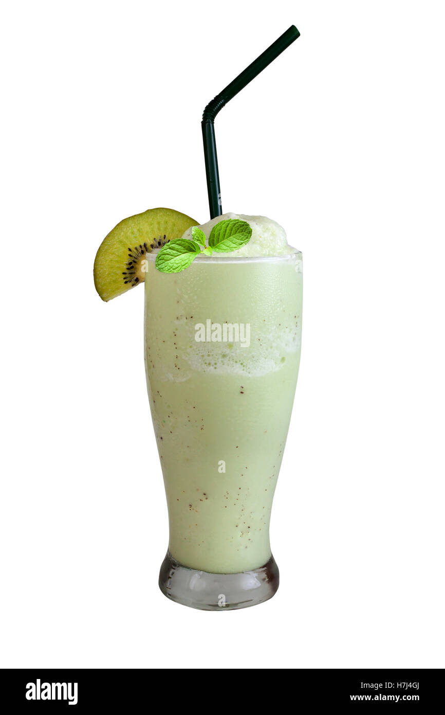 Bicchiere di fresco e salutare Frullato di kiwi. Isolato su bianco con percorsi di lavoro. Foto Stock
