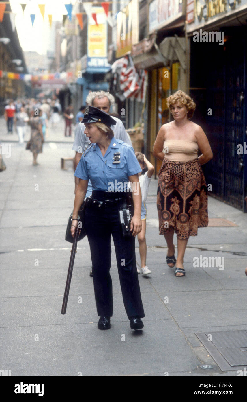 Femmina pattuglia di polizia in Manhattan 1999 Foto Stock