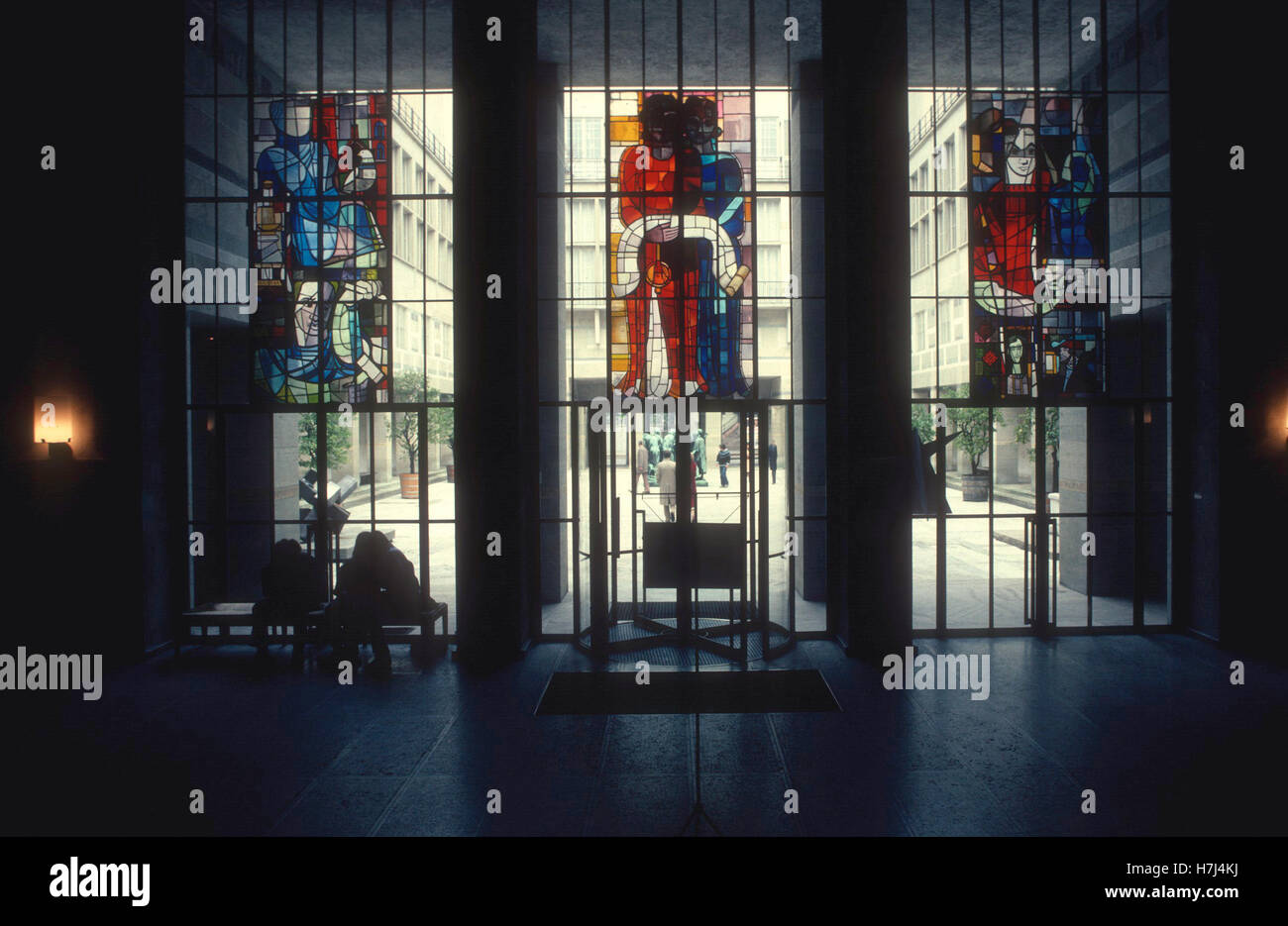 Le finestre di vetro macchiate in ingresso al Museo d'Arte di Basilea Foto Stock