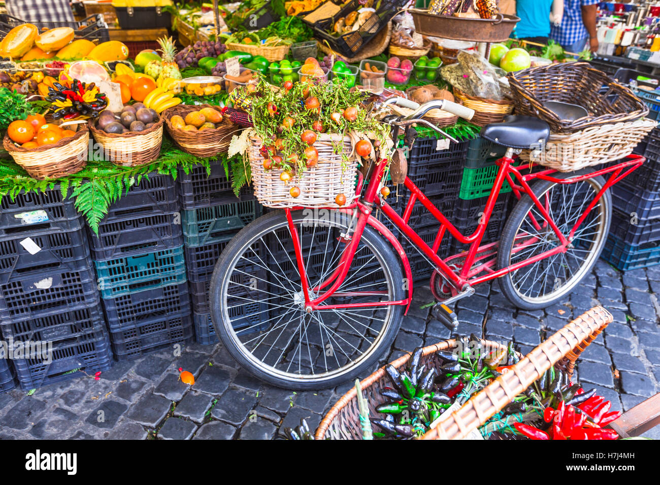 Il grazioso mercato' ancora la vita con la vecchia moto con ceste. Campo di Fiori a Roma Foto Stock