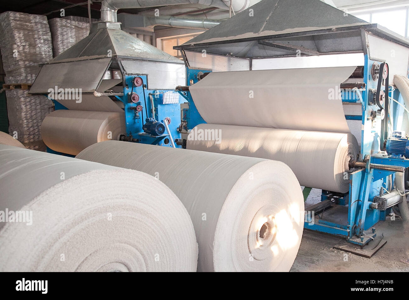 Impianto per la produzione della carta. Impianto per la produzione di  tovaglioli di carta. Frammento della macchina industriale Foto stock - Alamy