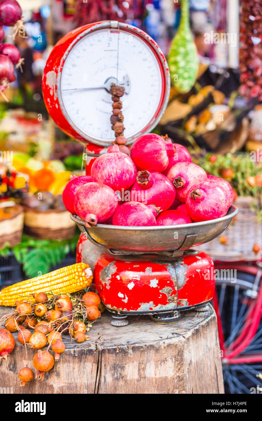 Colorata vita ancora con l'autunno di frutta e verdura in mercato di Campo di Fiori a Roma Foto Stock