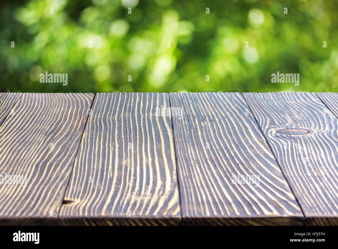 Ponte di Legno tabella sopra il bello sfondo bokeh di fondo Foto Stock