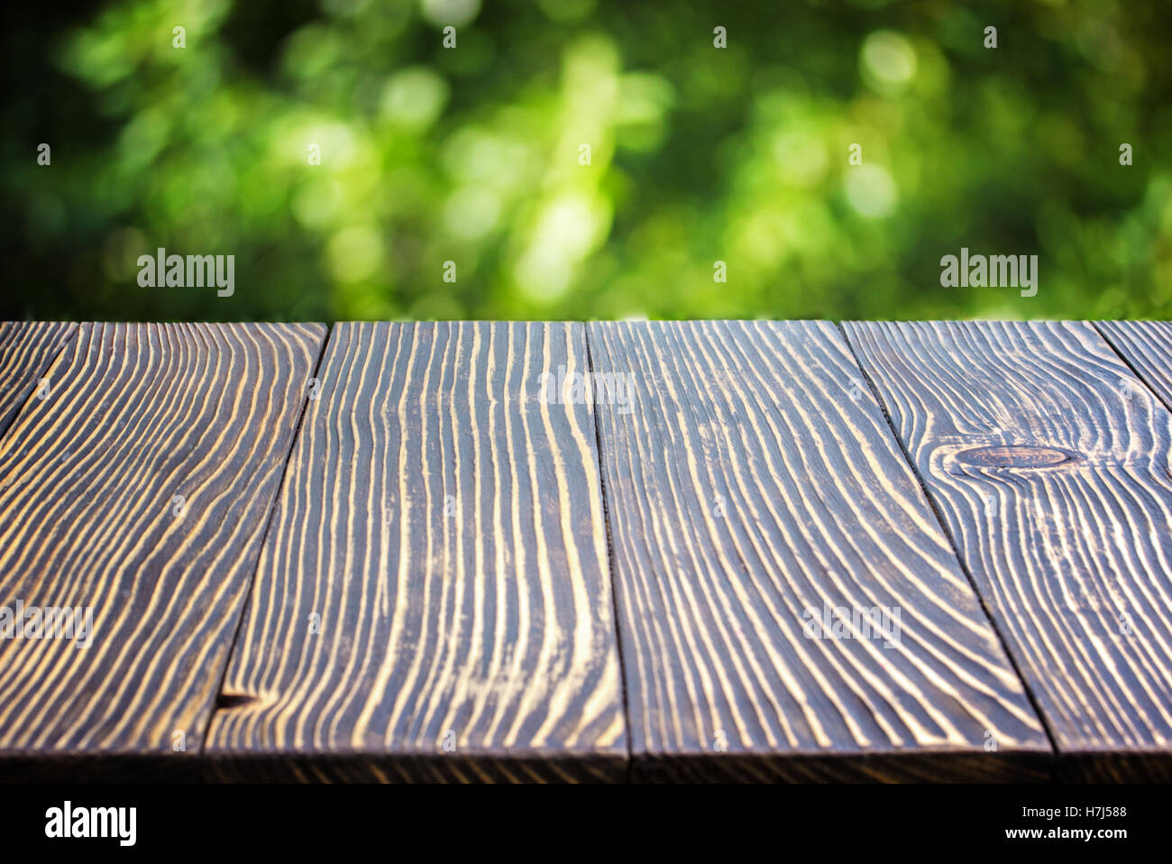 Ponte di Legno tabella sopra il bello sfondo bokeh di fondo Foto Stock