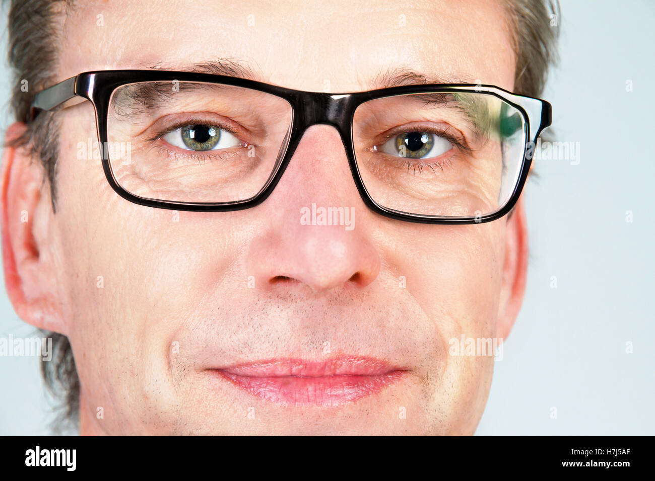 Close up di un uomo con gli occhiali Foto Stock