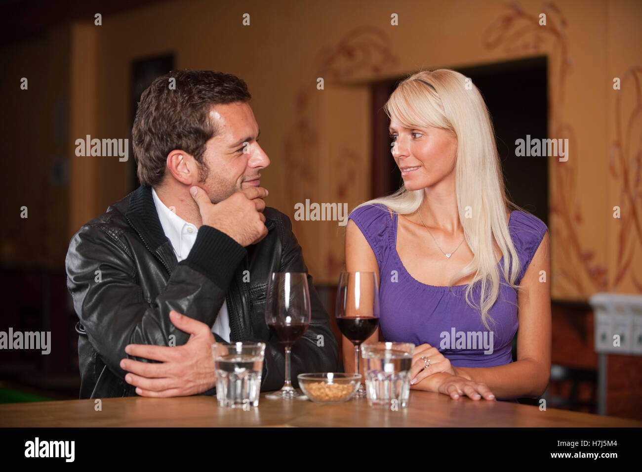 L uomo e la donna seduta al bar Foto Stock