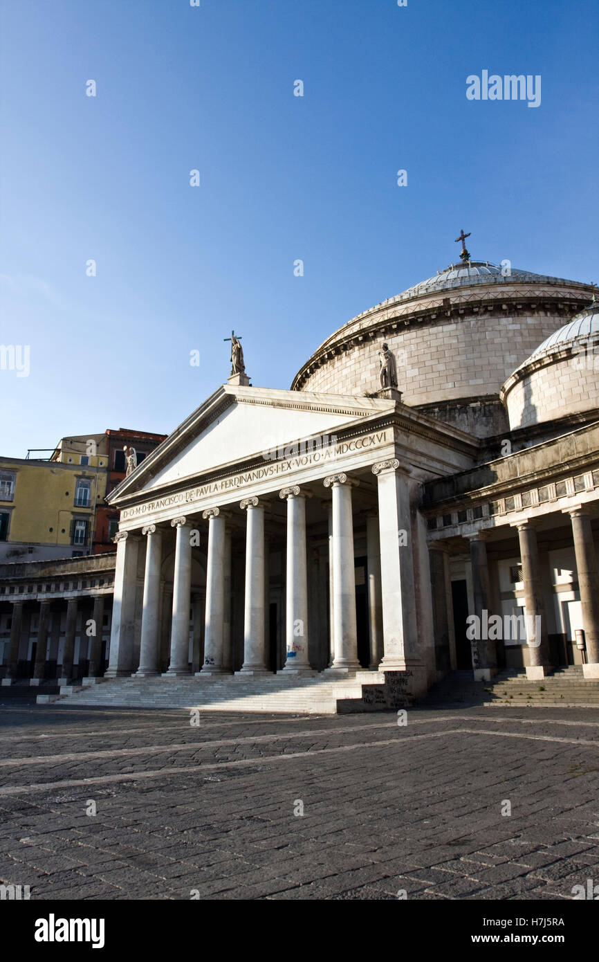 Pronao e ingresso della chiesa di San Francesco di Paola, 1824 architettura neoclassica in Piazza del Plebiscito Foto Stock