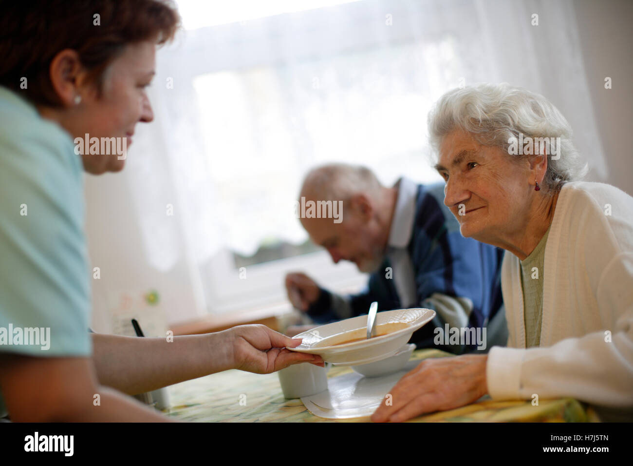 Vecchia donna con un infermiere Foto Stock