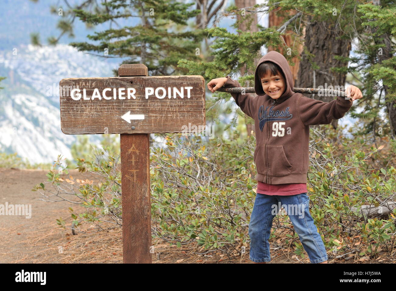 Corsa mista (Asiatico - Caucasico) ragazzo di 7 anni in jeans blu denim va a fare escursioni a Glacier Point, Yosemite National Park, California, USA. © Kraig Lieb Foto Stock