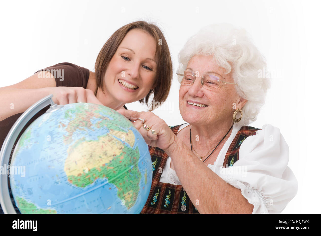 Donna anziana e una giovane donna con un globo Foto Stock