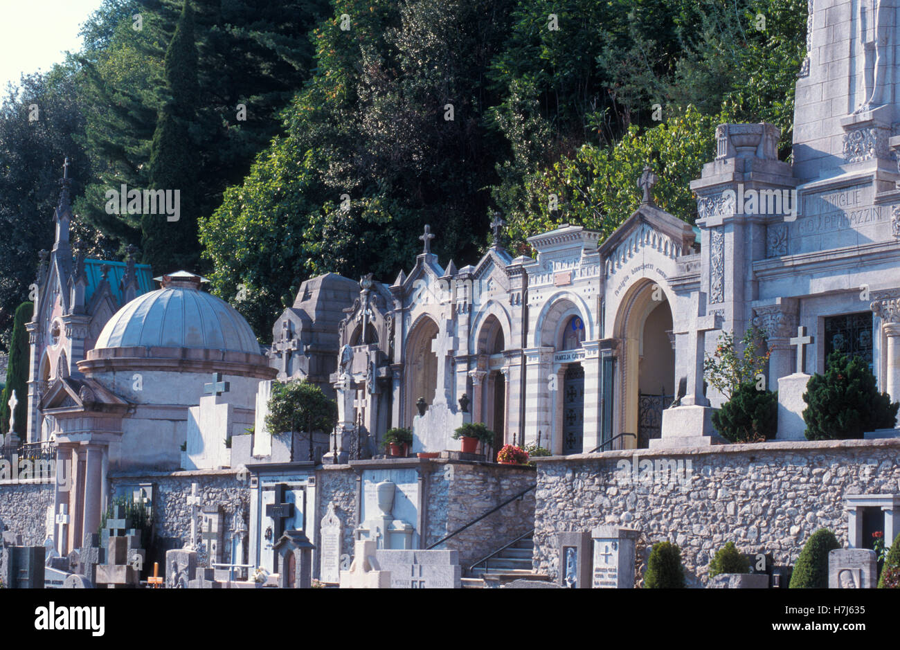 Tombe elaborate in un cimitero vicino ad Ascona, tombe di famiglia, Ticino, Svizzera, Europa Foto Stock