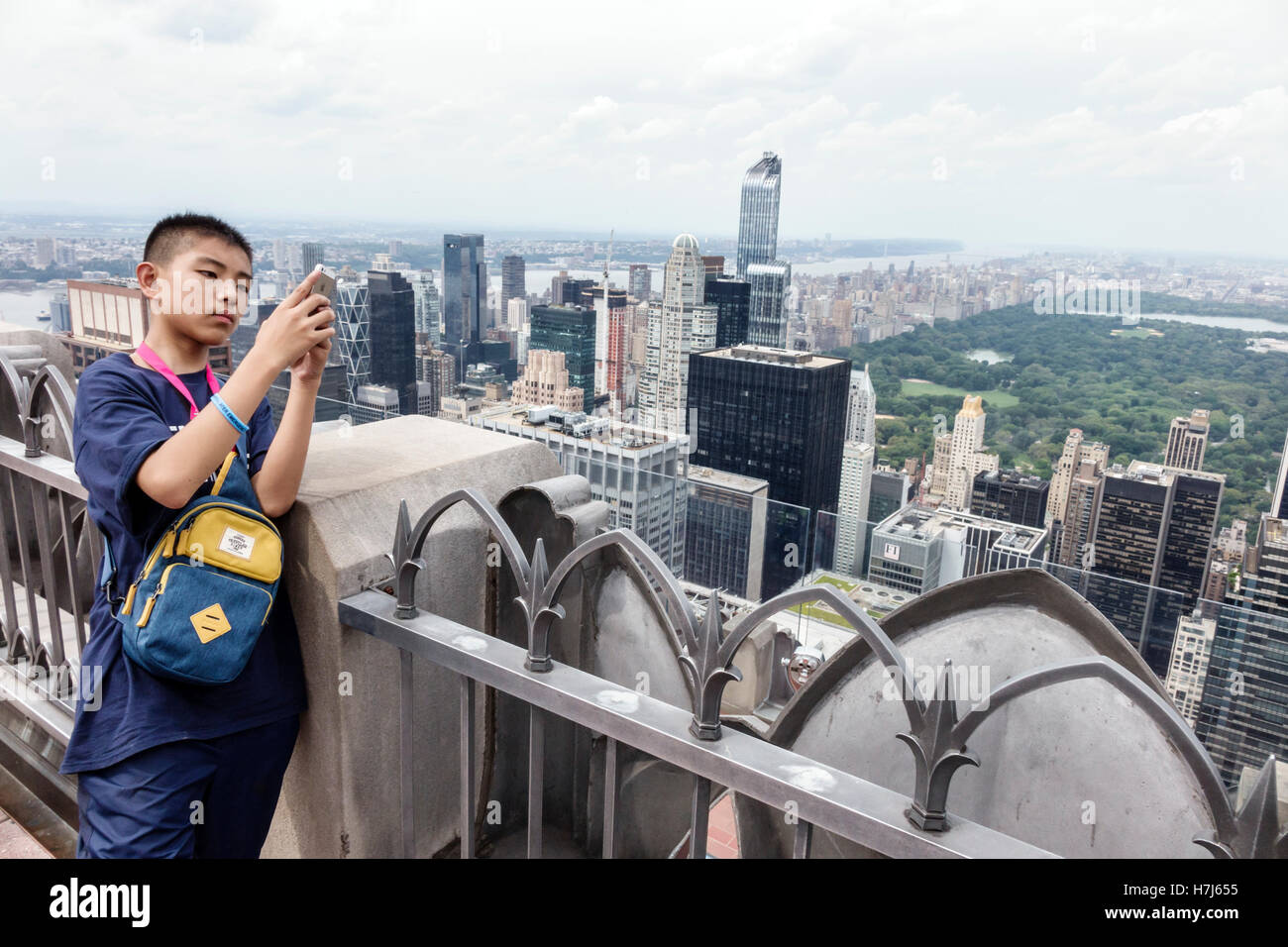 New York City,NY NYC Manhattan,Midtown,30 Rockefeller Center,GE building,Top of the Rock,piattaforma di osservazione,skyline,grattacieli,ragazzi maschi asiatici bambini Foto Stock