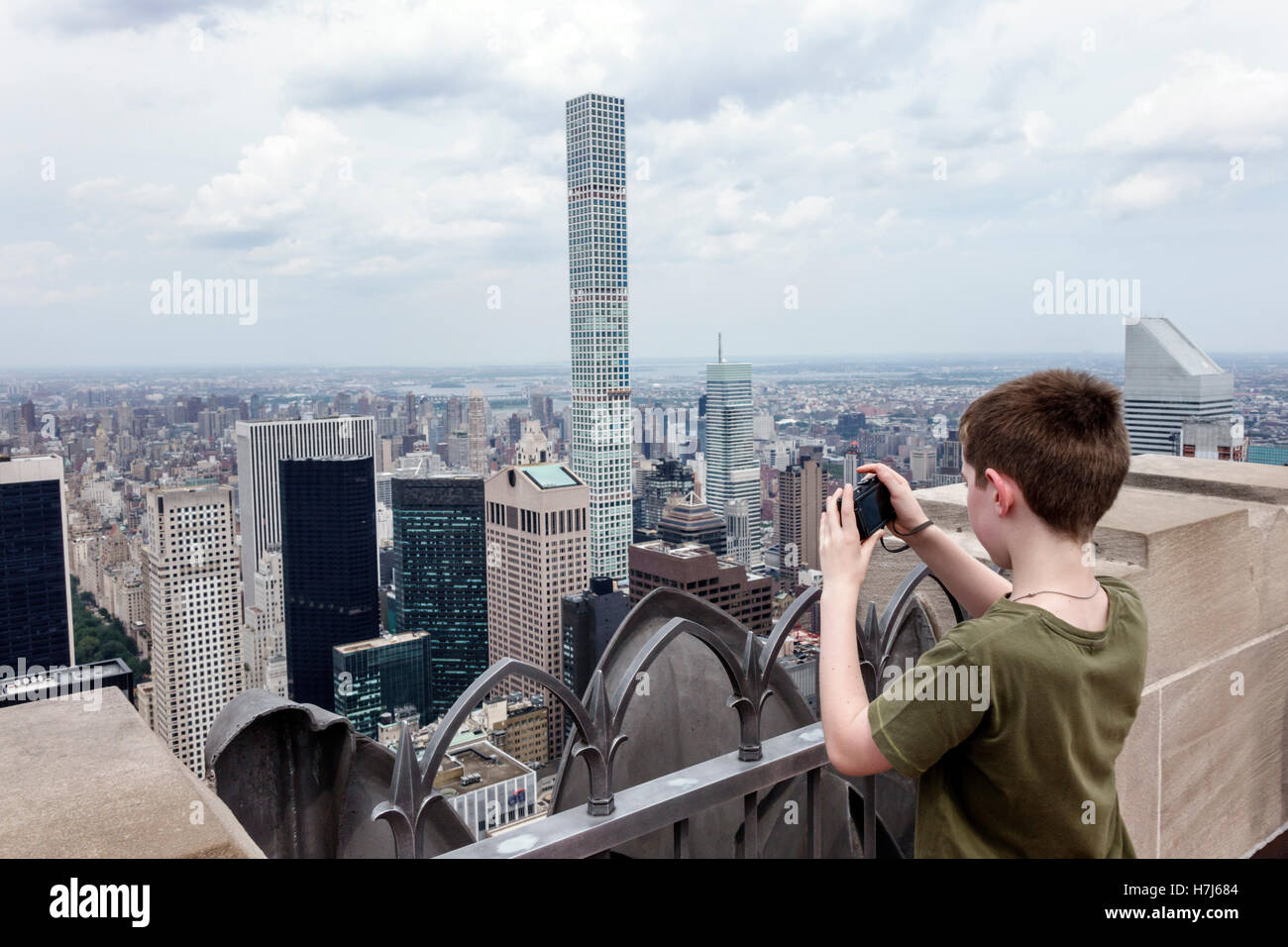 New York City,NY NYC,Manhattan,Midtown,30 Rockefeller Center,GE building,Top of the Rock,piattaforma di osservazione,skyline,grattacieli,ragazzi ragazzi ragazzi ragazzi pazzi k Foto Stock
