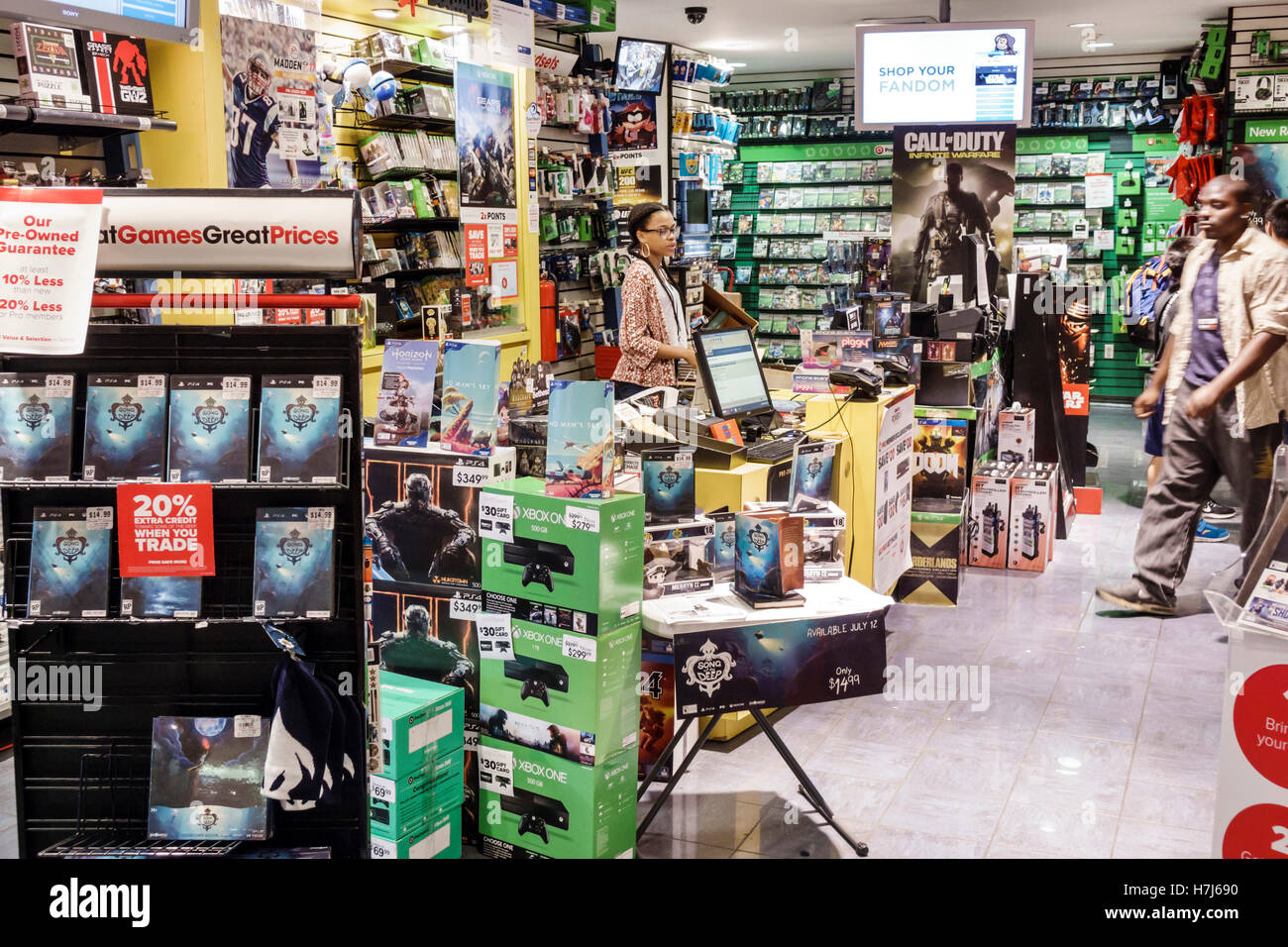 New York City,NY NYC,Manhattan,Midtown,30 Rockefeller Center,GE building,Level,shopping shopper shoppers negozio mercati mercato acquisti mercato Foto Stock