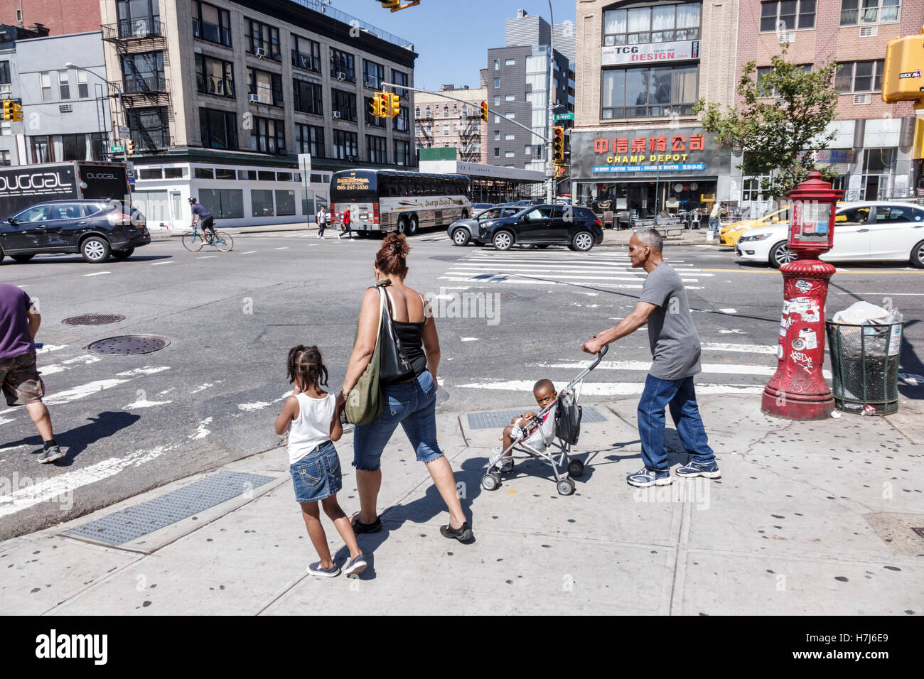 New York City,NY NYC,Lower Manhattan,Chinatown,Bowery Street,Black Blacks African African Africans etnic minorità, adulti adulti, donna donna donna donna donna donna donna donna, uomo me Foto Stock