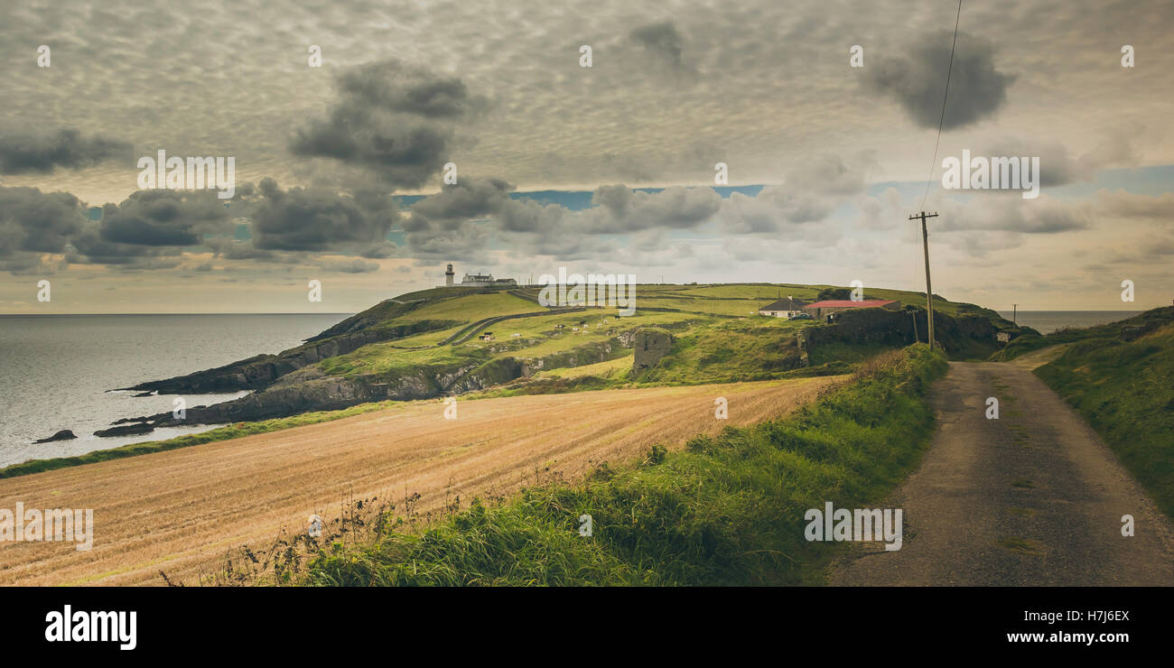 Una bellissima vista della cucina a capo faro a distanza. L'Irlanda. Foto Stock