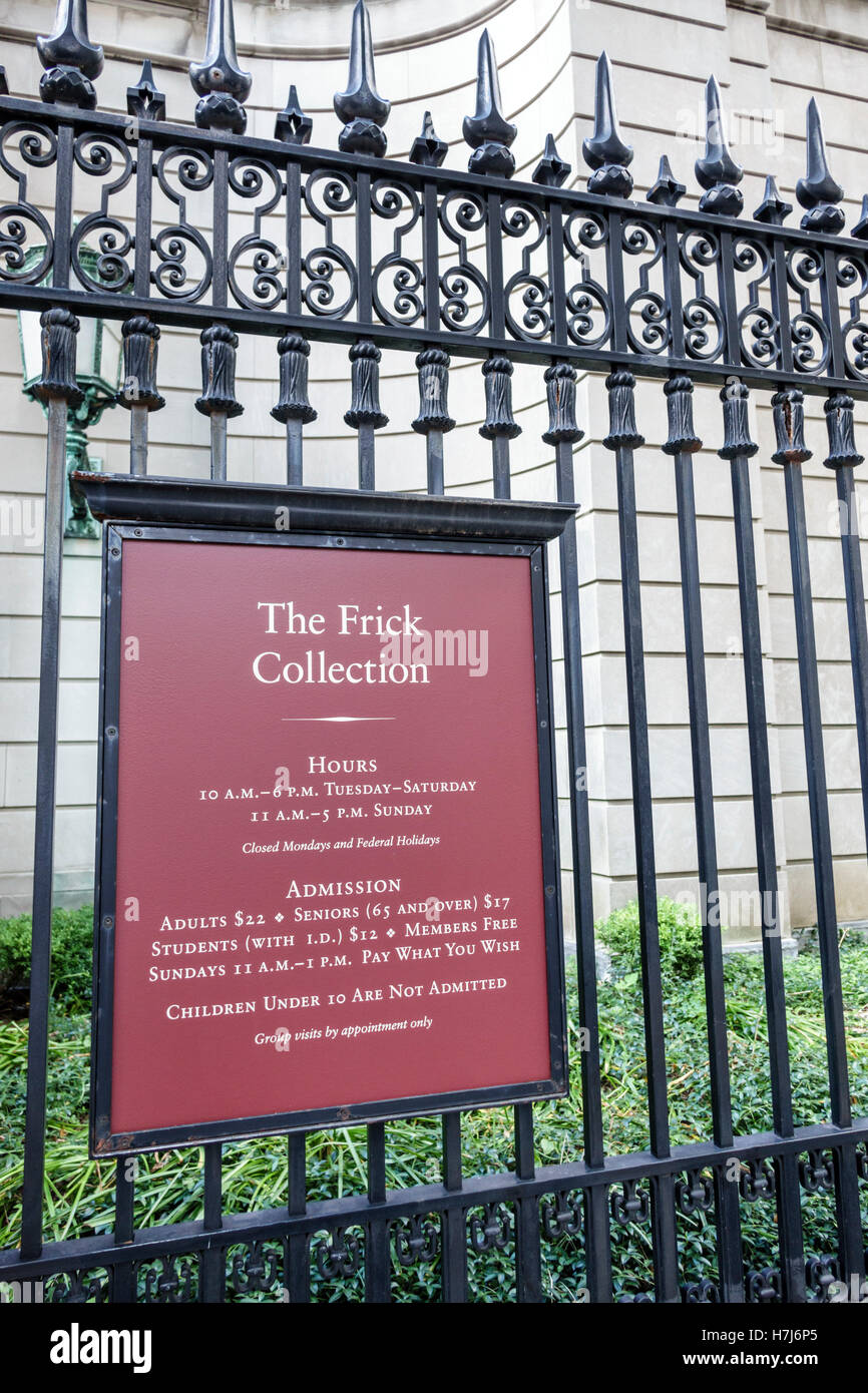 New York City, NY NYC Manhattan, Upper East Side, The Frick Collection, museo d'arte, esterno, recinzione in ferro battuto, cartello, ingresso, ore, NY160720052 Foto Stock