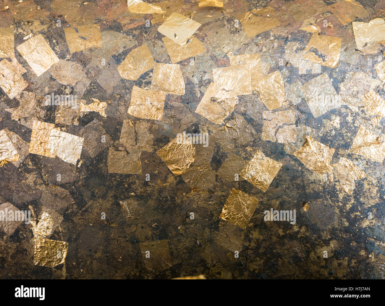 La consistenza della foglia oro coperchio sulla statua di Buddha nel tempio, Thailandia Foto Stock