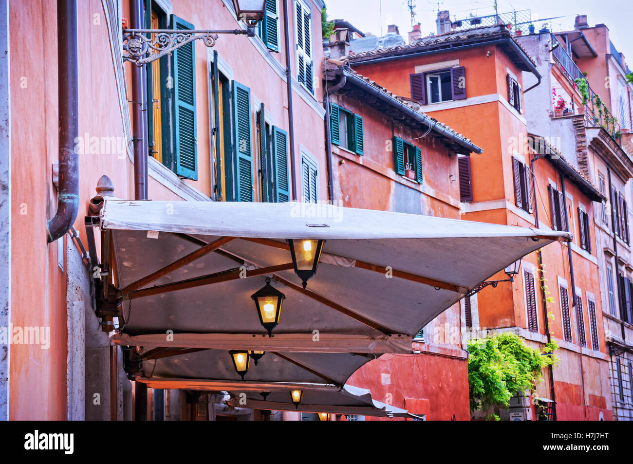 Vicolo tradizionale in Trastevere con ristorante - Roma Italia Foto Stock