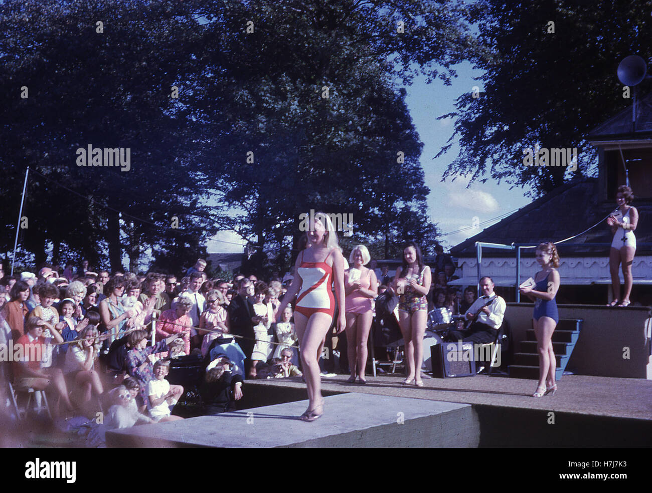 Inghilterra, sessanta, femmina adulta concorrenti in costume da bagno su un palcoscenico a Butlin holiday camp di prendere parte a un concorso di bellezza guardato dagli spettatori. Creato da Billy Butlin per fornire vacanze convenienti per lavorare Briitsh famiglie, dieci campi di vacanze sono state costruite tra il 1936 e il 1966. Foto Stock