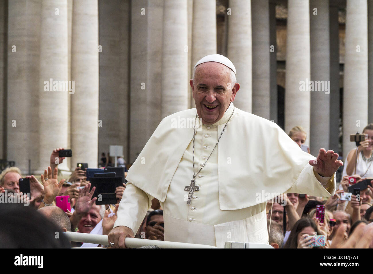 Città del Vaticano, Roma, Italia - Sectember 16, 2015: Papa Francesco sul popemobile benedice i fedeli in Piazza San Pietro. Foto Stock