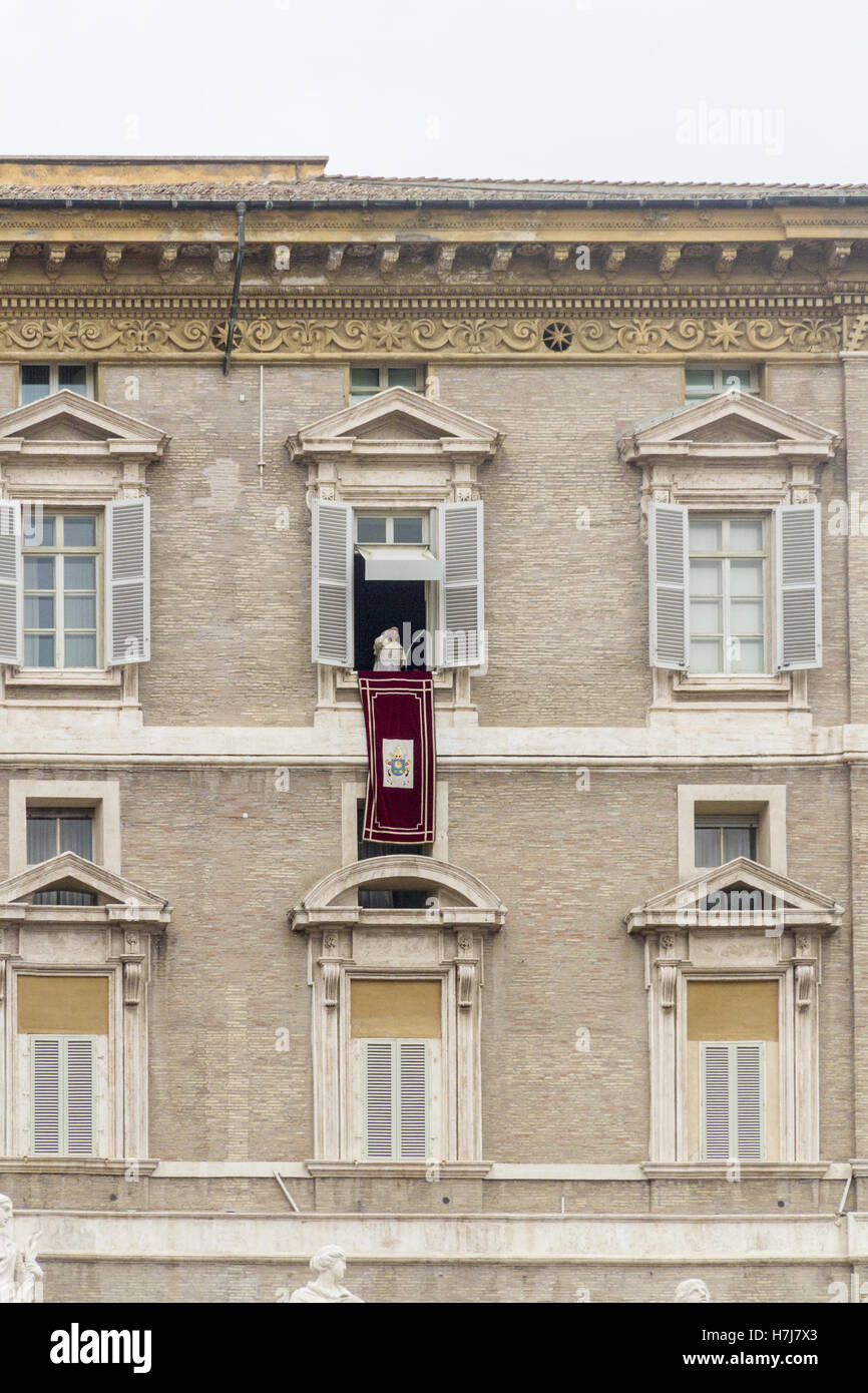 Città del Vaticano, Roma, Italia - Sectember 13, 2015: Papa Francesco durante il suo Angelus in Piazza San Pietro a Roma. Foto Stock