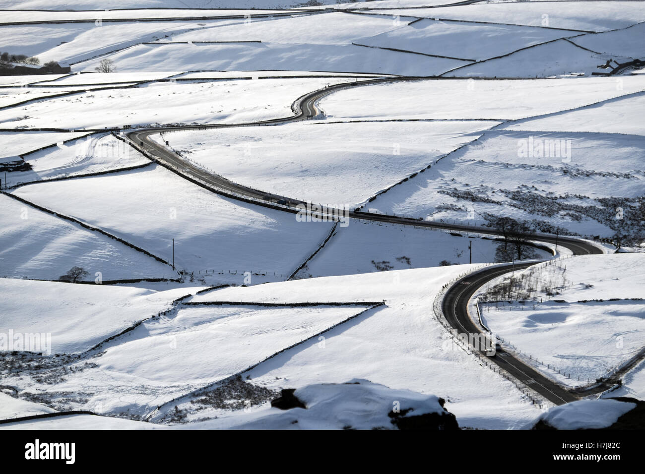 A57 Cat Fiddle e serpeggiante strada attraverso la coperta di neve delle colline tra Buxton e Macclesfield Foto Stock