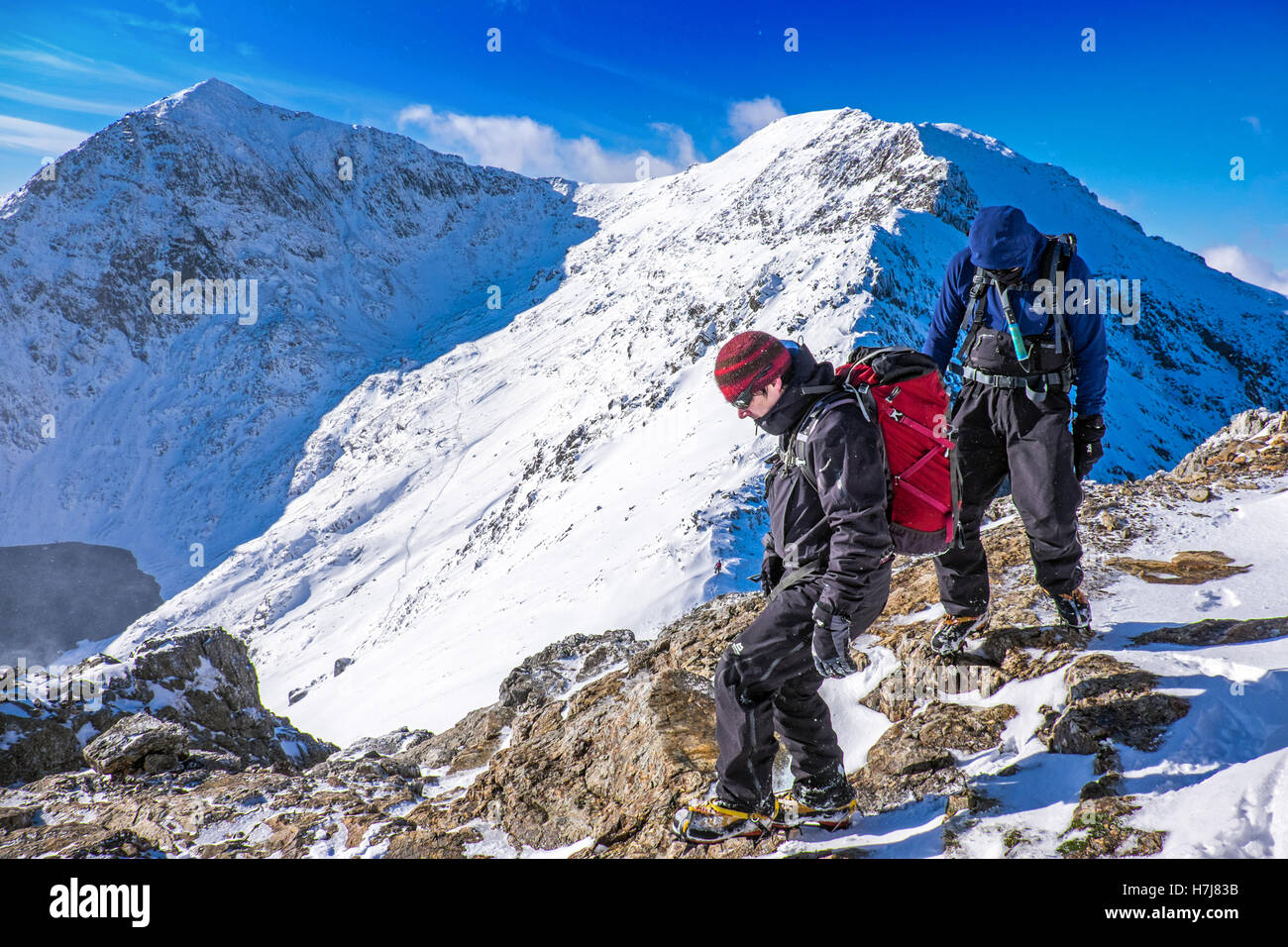 Gli alpinisti sul presepe Goch, Snowdonia, il Galles in condizioni invernali Foto Stock