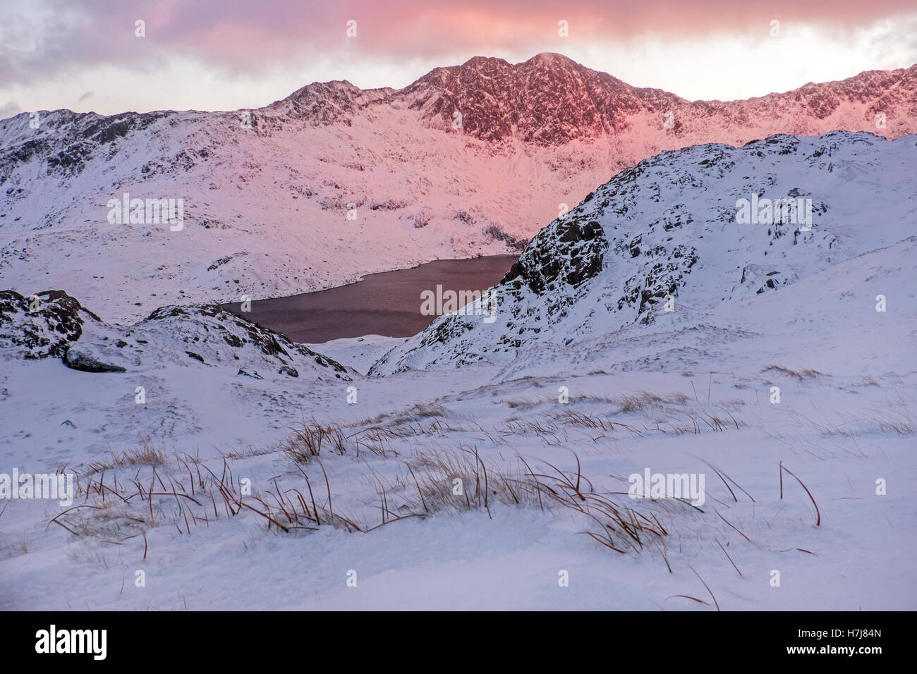 Coperta di neve montagna, Lliwedd, parte dell'Snowdon Horseshoe, in inverno Foto Stock
