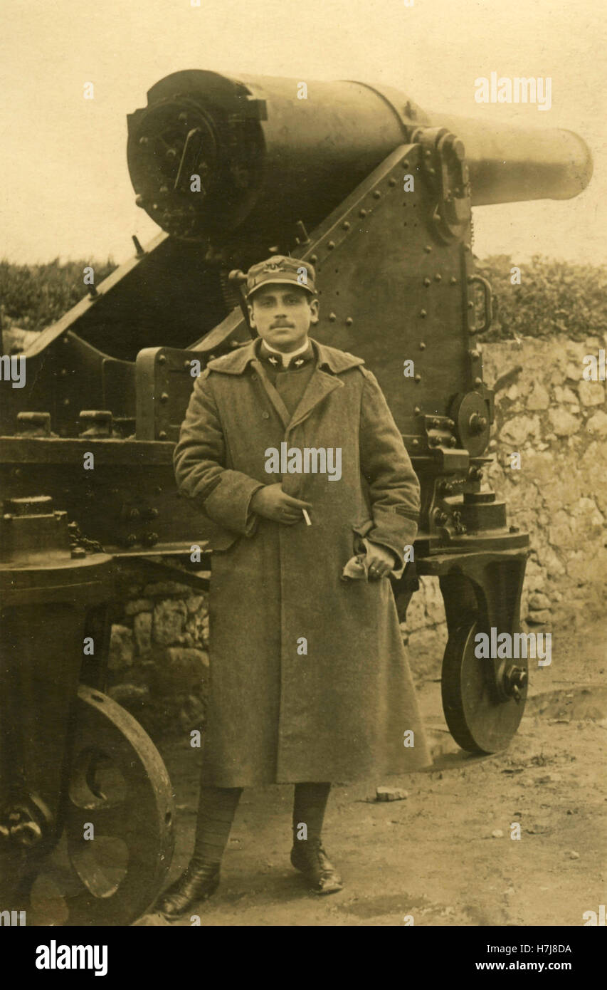 Soldato dell'Esercito Italiano con un cannone Foto Stock