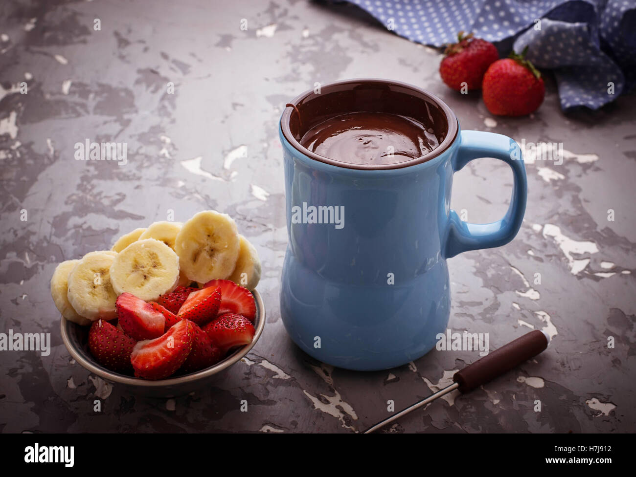 La Fonduta di cioccolato con fragola e banana. Messa a fuoco selettiva Foto Stock