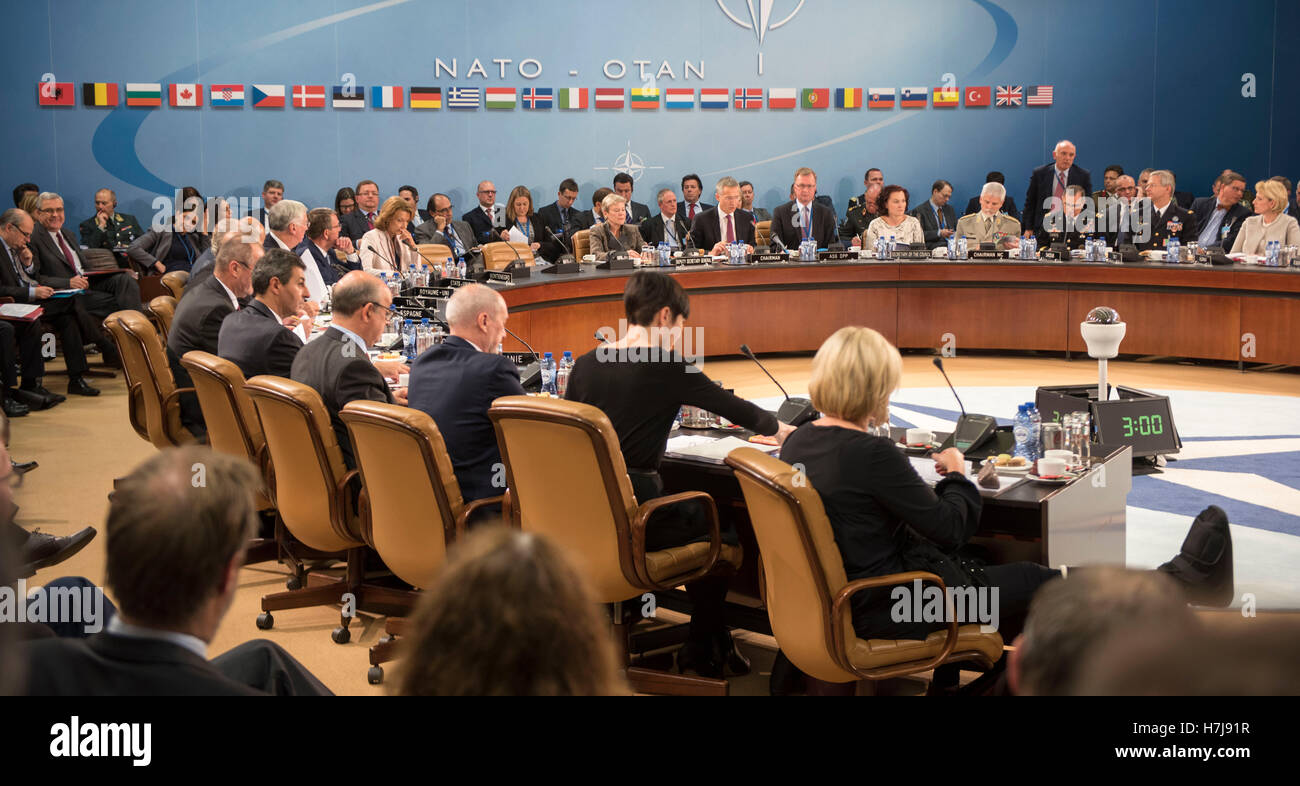 Stati Uniti Il Segretario della Difesa Ashton Carter assiste i ministri della Difesa del Consiglio Nord Atlantico incontro presso la sede della NATO il 26 ottobre 2016 a Bruxelles, in Belgio. Foto Stock