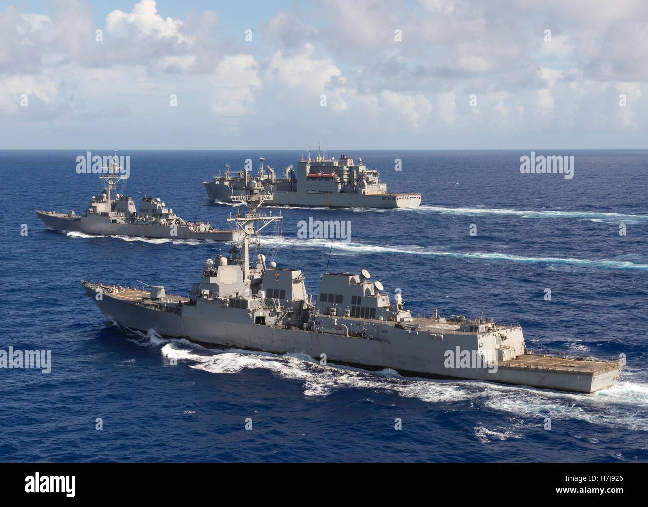 L'USN Arleigh Burke-class guidato-missile cacciatorpediniere USS Spruance (anteriore), USS Decatur e l'USN Lewis e Clark-classe carico secco nave munizioni USNS Carl Brashear vapore in formazione 27 ottobre 2016 nell'Oceano Pacifico. Foto Stock