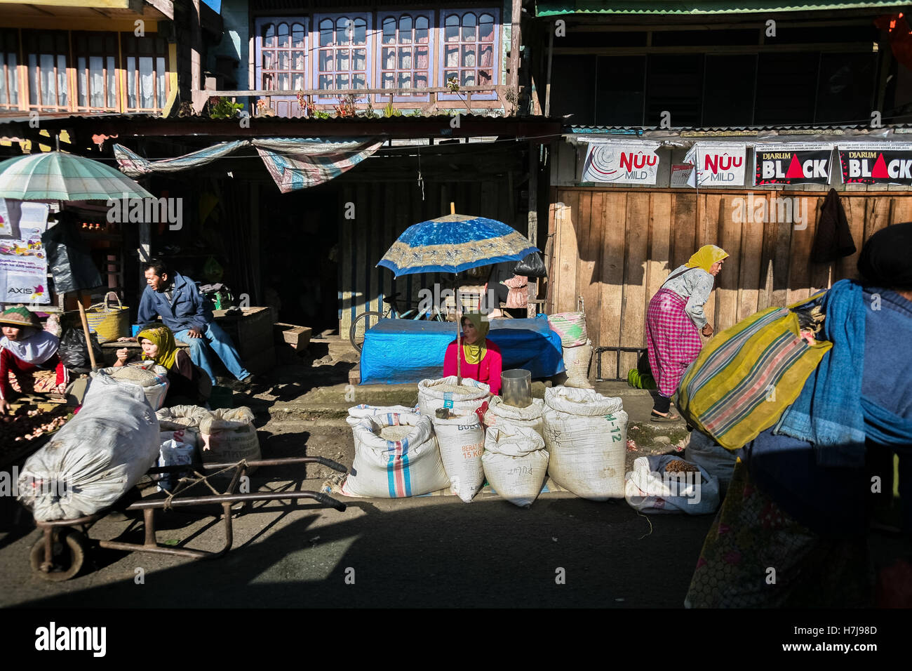 Una donna che vende riso in un tradizionale mercato stradale nel villaggio di Kersik Tuo a Kayu Aro, Kerinci, Jambi, Indonesia. Foto Stock