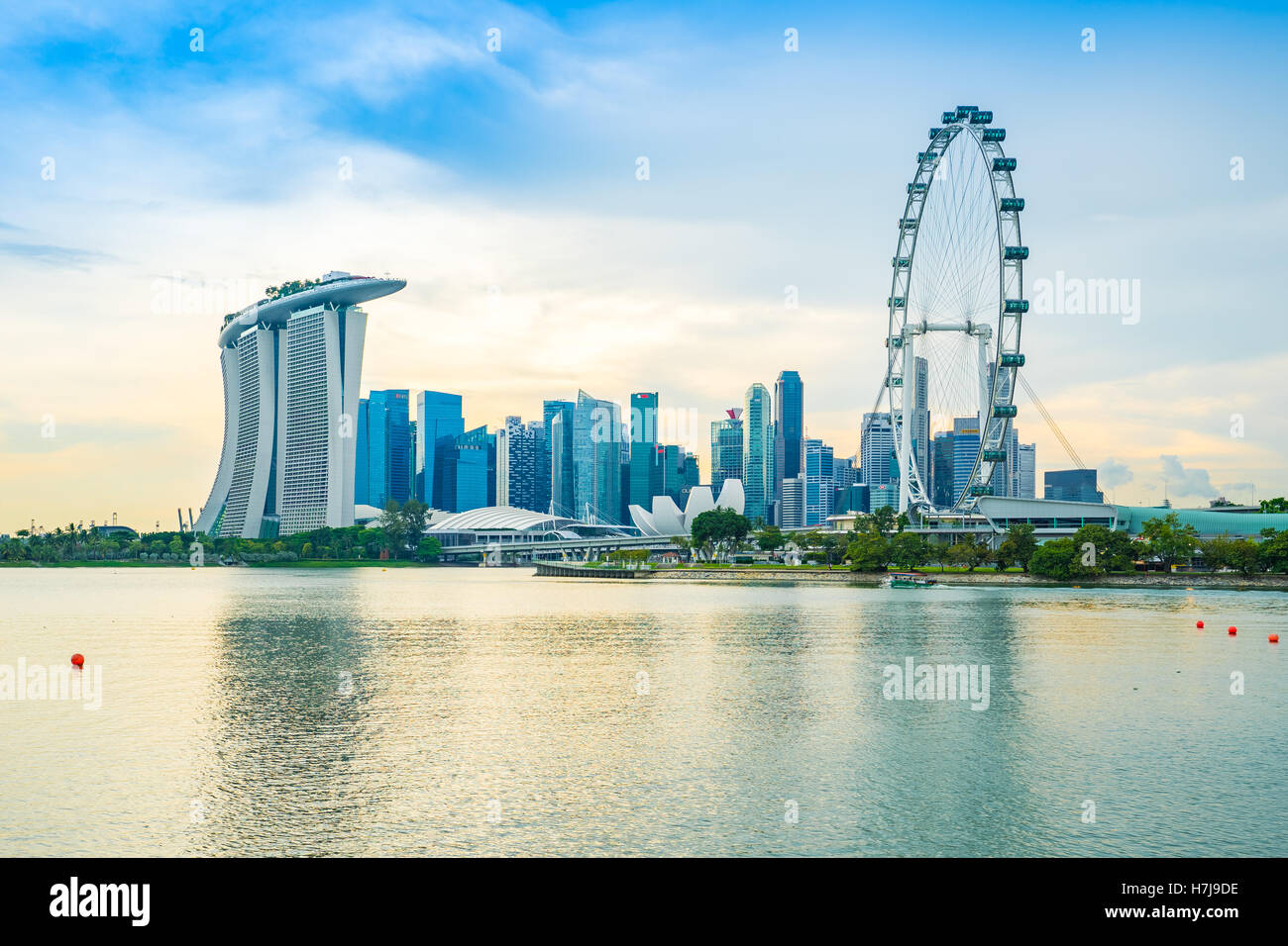 Singapore skyline della città e la vista della baia di Marina al tramonto nella città di Singapore. Foto Stock